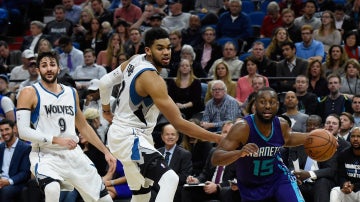 Ricky Rubio observa una jugada de Kemba Walker