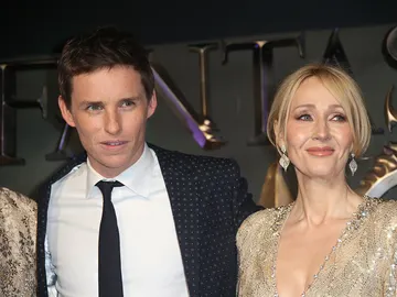 Eddie Redmayne junto a J.K. Rowling Eddie Redmayne junto a J.K. Rowling