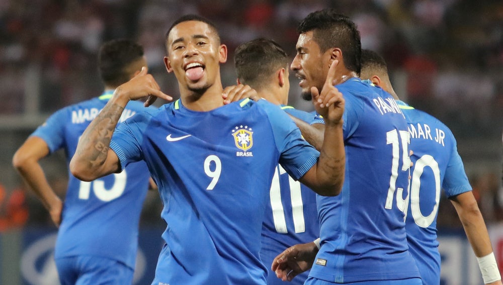 Gabriel Jesús celebra su gol ante Perú