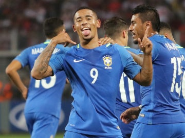 Gabriel Jesús celebra su gol ante Perú