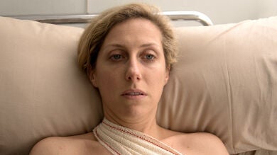 Rita despierta de la operación arropada de sus seres queridos