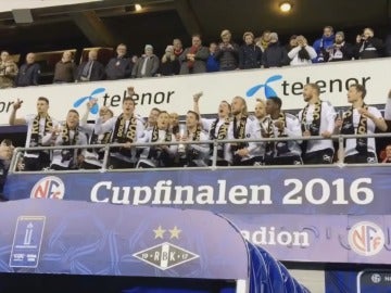 El Rosenborg levantando la copa