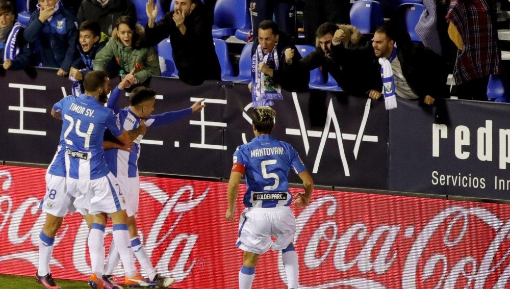 Robert Ibáñez celebra uno de sus goles ante Osasuna