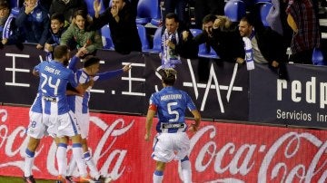 Robert Ibáñez celebra uno de sus goles ante Osasuna