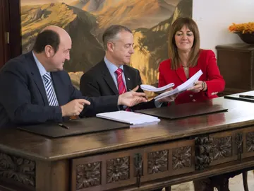 Andoni Otuzar, Iñigo Urkullu y Idoia Mendia durante la firma Andoni Otuzar, Iñigo Urkullu y Idoia Mendia durante la firma