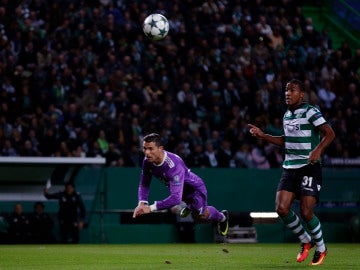 Cristiano Ronaldo luchando por un balón