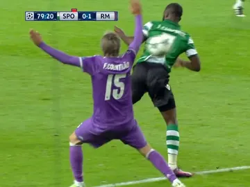 Coentrao hace penalti ante el Sporting de Portugal Coentrao hace penalti ante el Sporting de Portugal