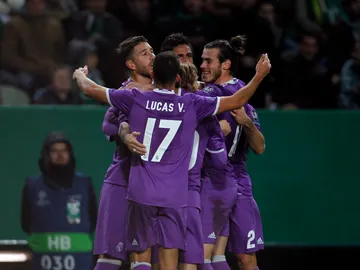 Jugadores del Real Madrid celebrando el gol de Varane Jugadores del Real Madrid celebrando el gol de Varane