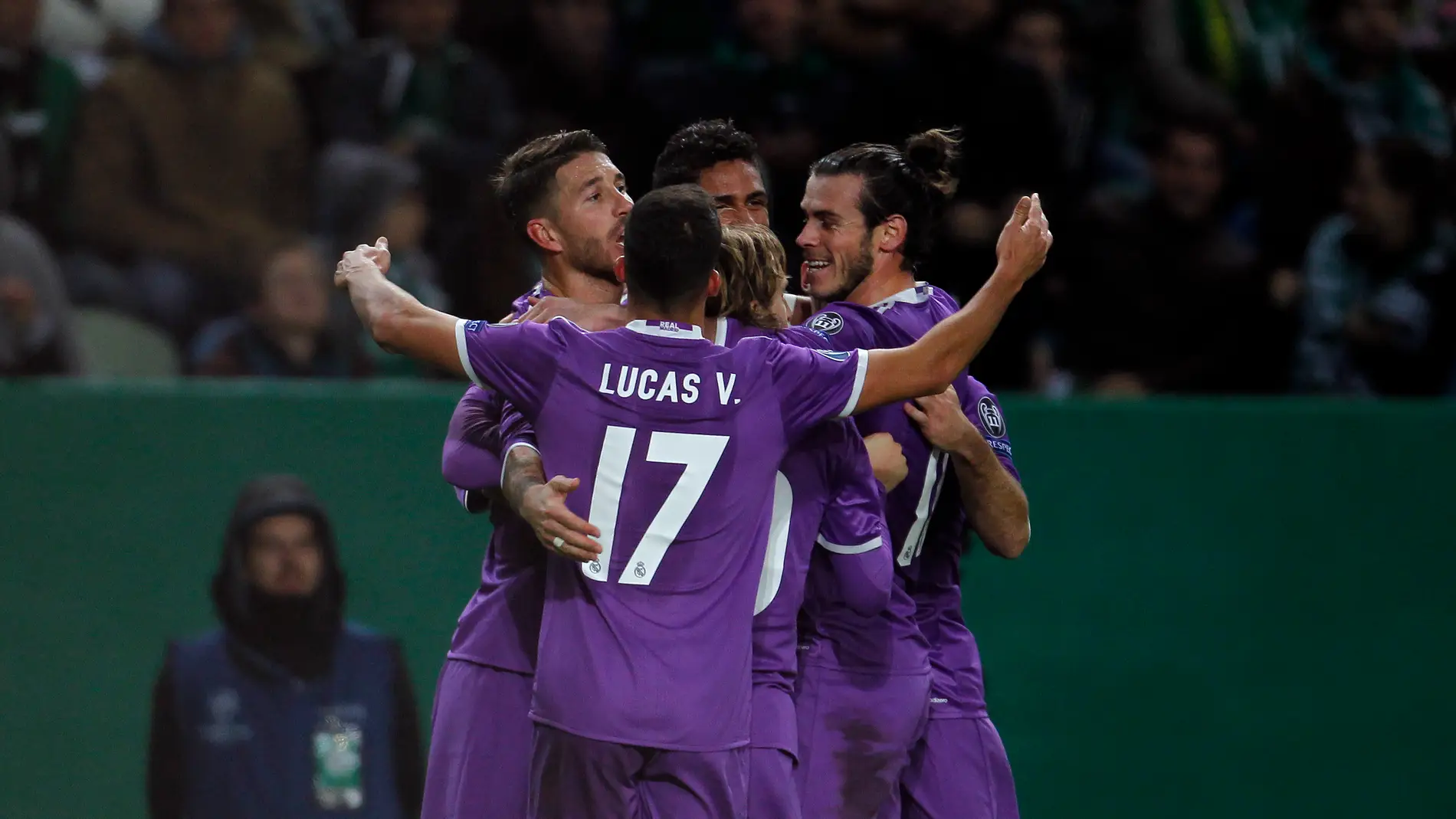 Jugadores del Real Madrid celebrando el gol de Varane