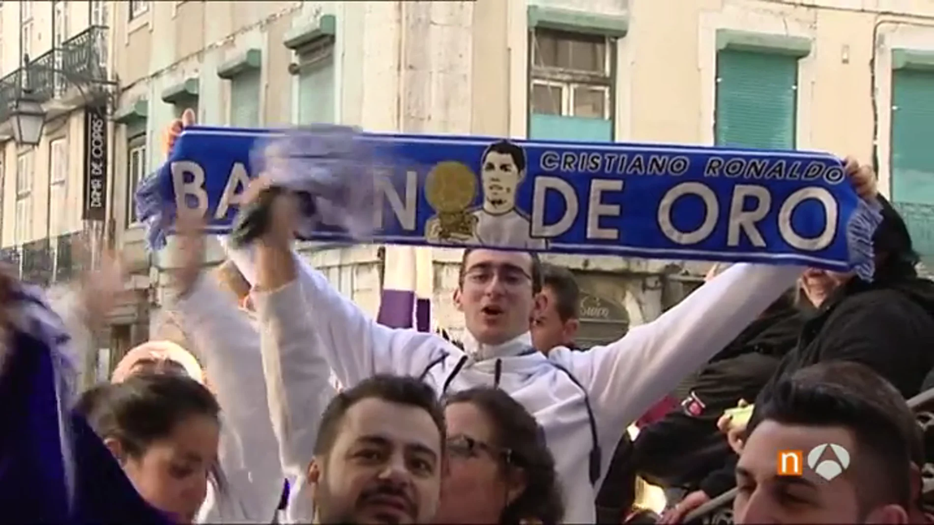 Frame 13.744888 de: La afición madridista toma las calles de Lisboa