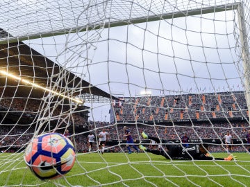 El Valencia acumula los peores registros defensivos de su historia en Mestalla
