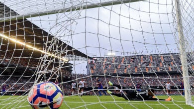 El Valencia acumula los peores registros defensivos de su historia en Mestalla