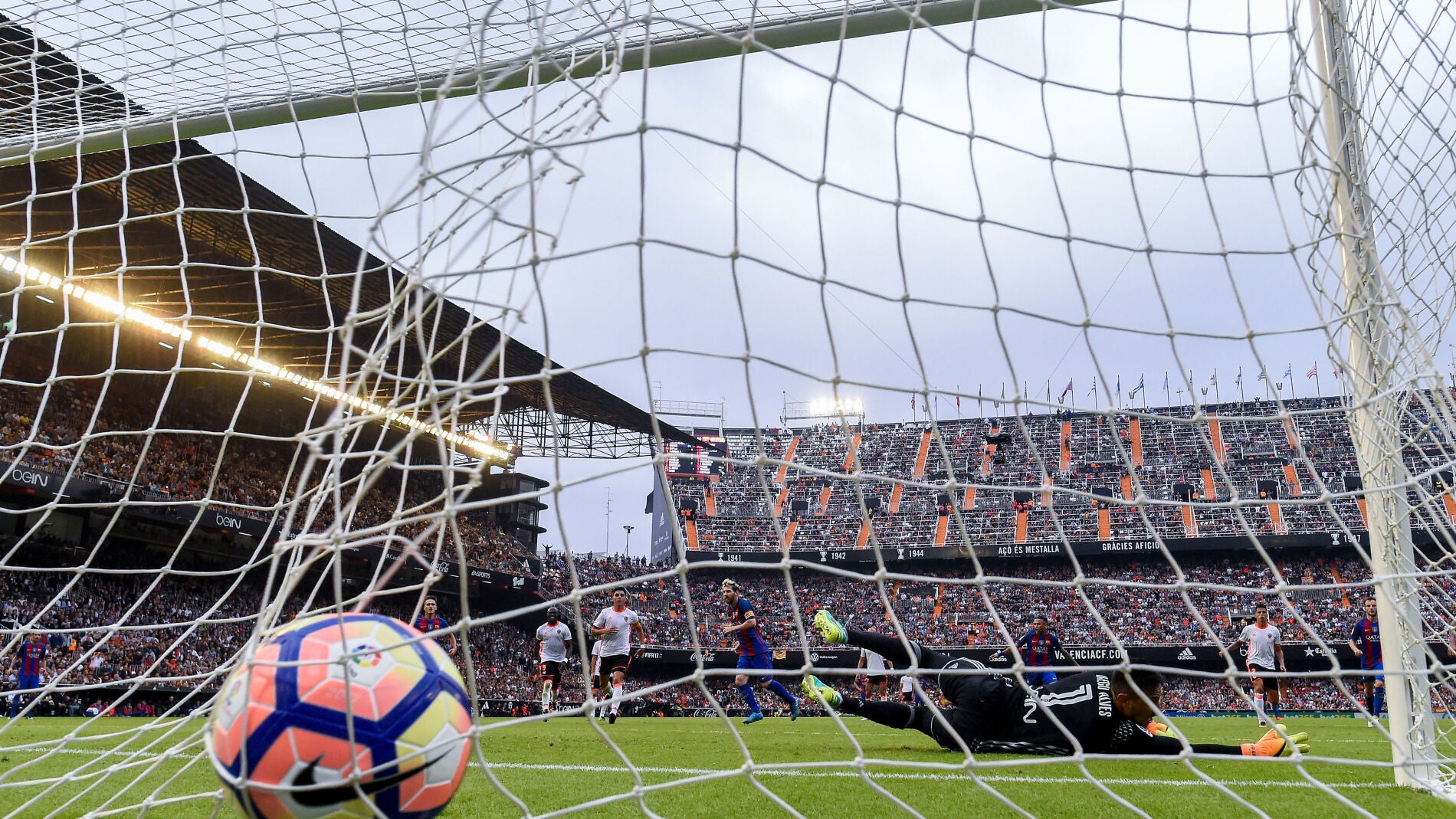 El Valencia acumula los peores registros defensivos de su historia en Mestalla