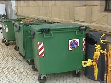 Frame 30.757504 de: La Ertzaintza rescata con vida a un bebé que había sido abandonado en un contenedor en San Sebastián