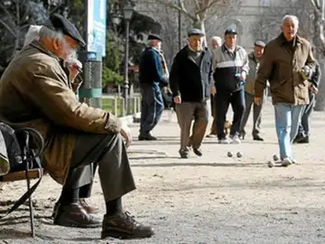 Un grupo de mayores en un parque Un grupo de mayores en un parque