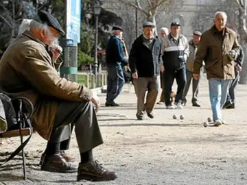 Un grupo de mayores en un parque Un grupo de mayores en un parque