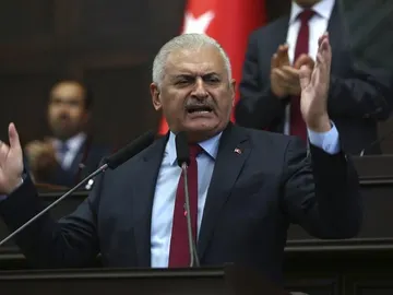 El primer ministro de Turquía, Binali Yildirim, habla en el Parlamento en Ankara, Turquía El primer ministro de Turquía, Binali Yildirim, habla en el Parlamento en Ankara, Turquía