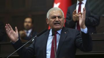 El primer ministro de Turquía, Binali Yildirim, habla en el Parlamento en Ankara, Turquía