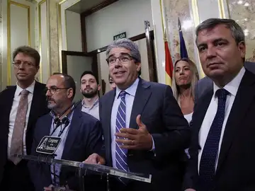 Francesc Homs rodeado de su equipo Francesc Homs rodeado de su equipo