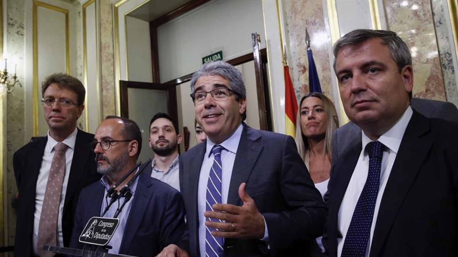 Francesc Homs rodeado de su equipo