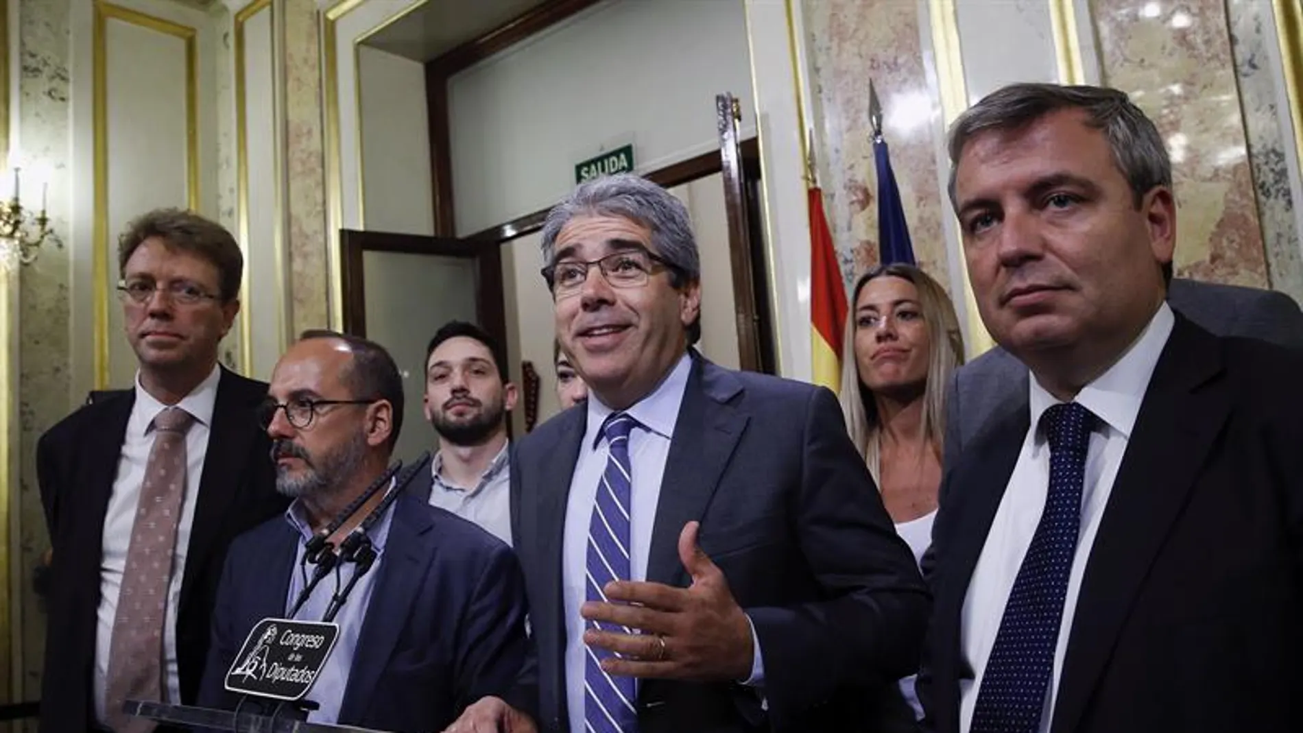 Francesc Homs rodeado de su equipo Francesc Homs rodeado de su equipo