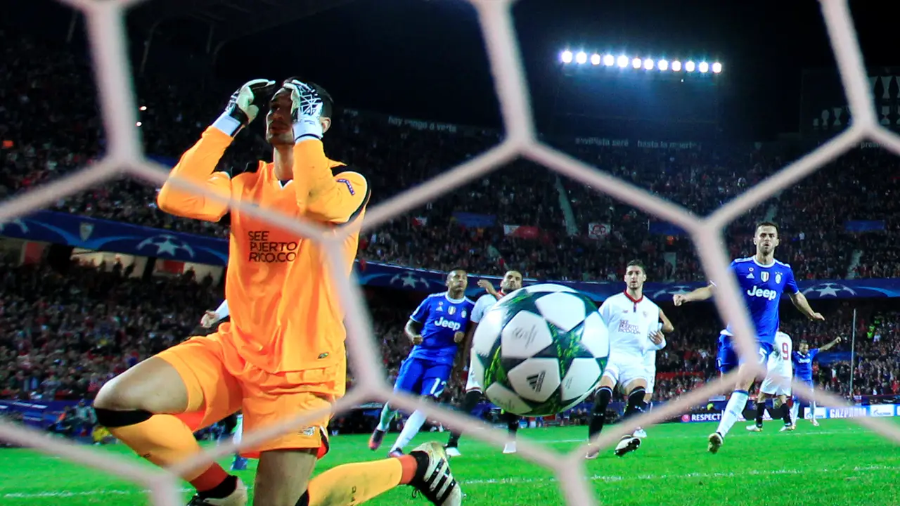 Sergio Rico lamenta el gol marcado por Marchisio