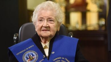 Una anciana de 94 años obtiene el título de licenciada en Química 75 años después de empezar la carrera