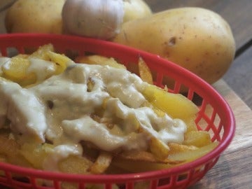 Patatas fritas con salsa de queso y ajo
