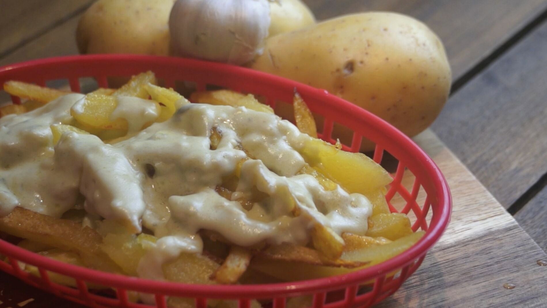 Patatas fritas con salsa de queso y ajo
