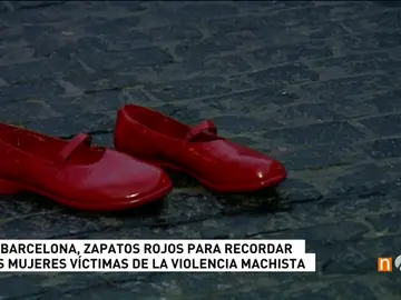 Frame 29.46158 de: Lápidas en Valladolid y zapatos rojos en Barcelona para recordar a las mujeres víctimas de la violencia de género Frame 29.46158 de: Lápidas en Valladolid y zapatos rojos en Barcelona para recordar a las mujeres víctimas de la violencia de género