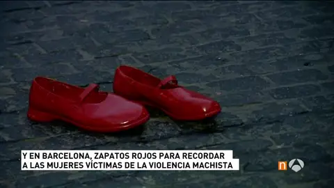 Frame 29.46158 de: Lápidas en Valladolid y zapatos rojos en Barcelona para recordar a las mujeres víctimas de la violencia de género Frame 29.46158 de: Lápidas en Valladolid y zapatos rojos en Barcelona para recordar a las mujeres víctimas de la violencia de género
