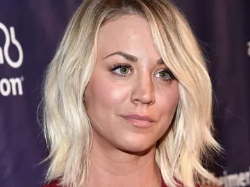 Kaley Cuoco en una gala benéfica para el Alzheimer Kaley Cuoco en una gala benéfica para el Alzheimer