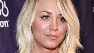 Kaley Cuoco en una gala benéfica para el Alzheimer