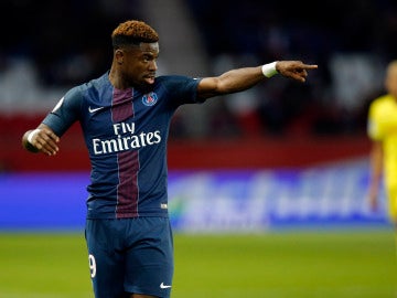 Aurier, durante un partido con el PSG