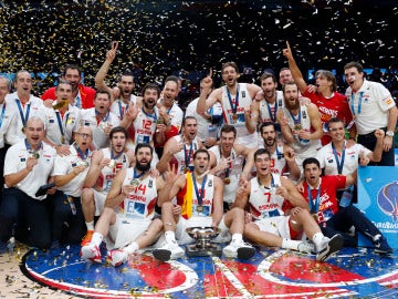 La selección española de baloncesto celebrando su título europeo