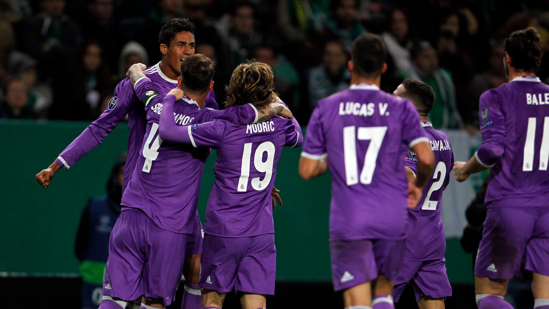 Varane celebra con sus compa&ntilde;eros su gol ante el Sporting de Portugal
