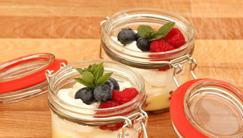 Yogur con frutas rojas y cereales en tarros Jar