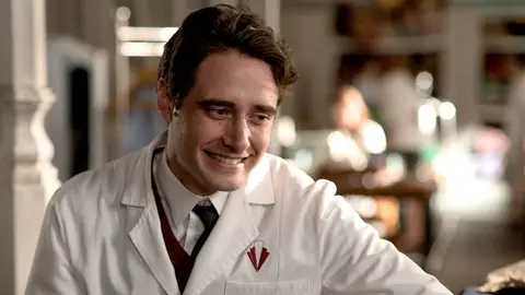 Jonás está nervioso porque han admitido su solicitud para la escuela de París Jonás está nervioso porque han admitido su solicitud para la escuela de París