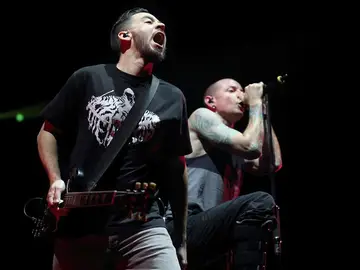 Integrantes de la banda Linkin Park durante un concierto Integrantes de la banda Linkin Park durante un concierto