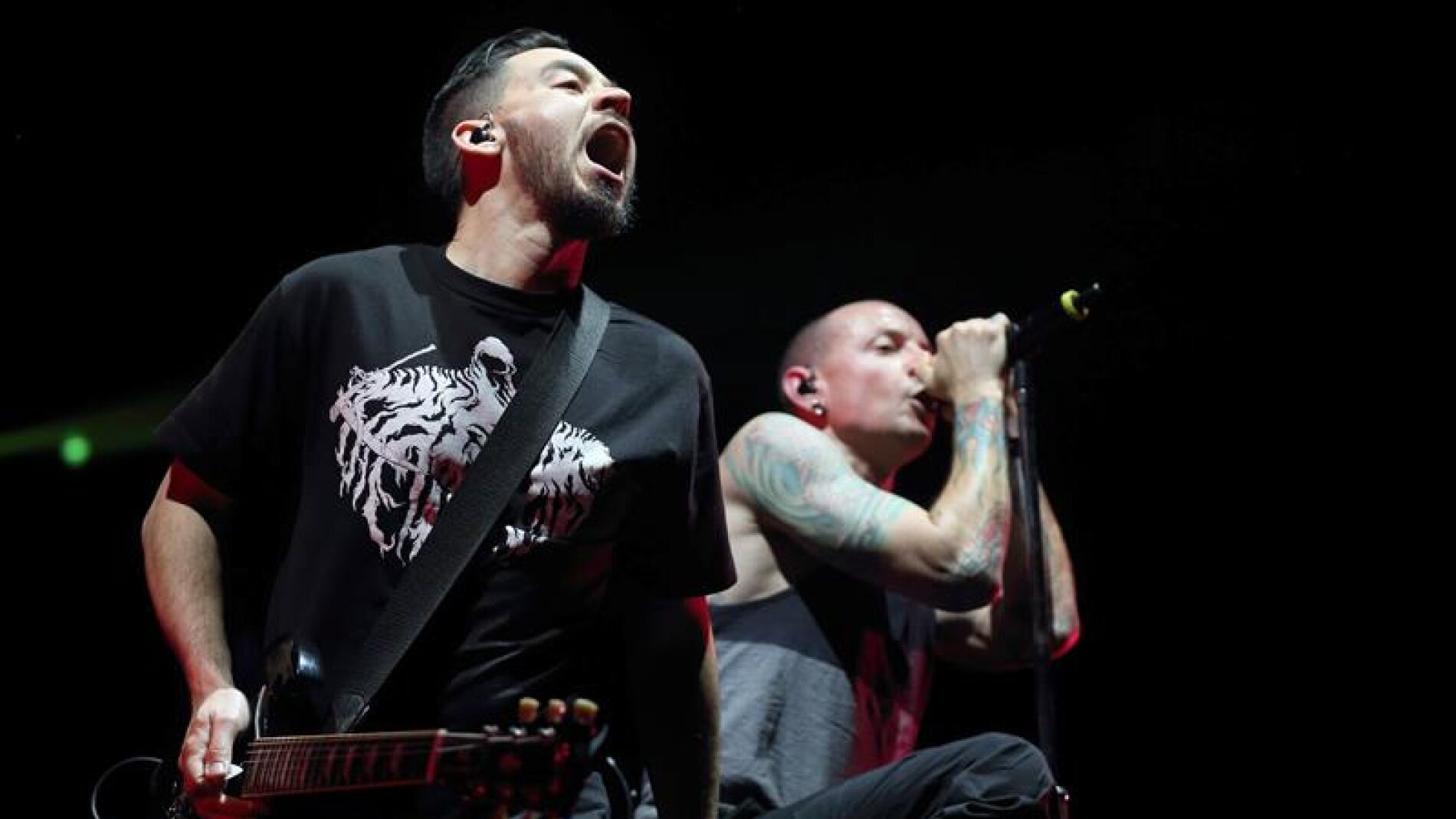 Integrantes de la banda Linkin Park durante un concierto