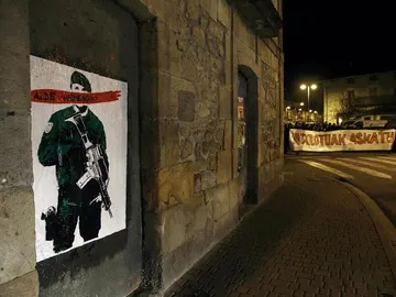 Cartel colocado en Alsasua con la frase "Alde Hemendik-Fuera de aqui" tras la detención de varios jóvenes por la agresión a dos guardias civiles. Cartel colocado en Alsasua con la frase "Alde Hemendik-Fuera de aqui" tras la detención de varios jóvenes por la agresión a dos guardias civiles.