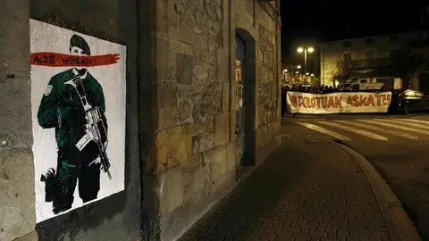 Cartel colocado en Alsasua con la frase "Alde Hemendik-Fuera de aqui" tras la detención de varios jóvenes por la agresión a dos guardias civiles. Cartel en Alsasua con la frase "Alde Hemendik-Fuera de aqui"