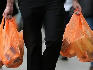 Hombre con bolsas de plástico Hombre con bolsas de plástico