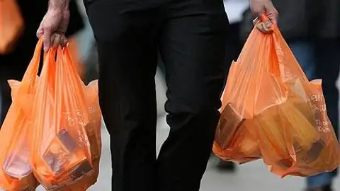 Hombre con bolsas de plástico Hombre con bolsas de plástico