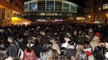 Miles de jóvenes a la entrada del recinto esperando para ver a Bieber
