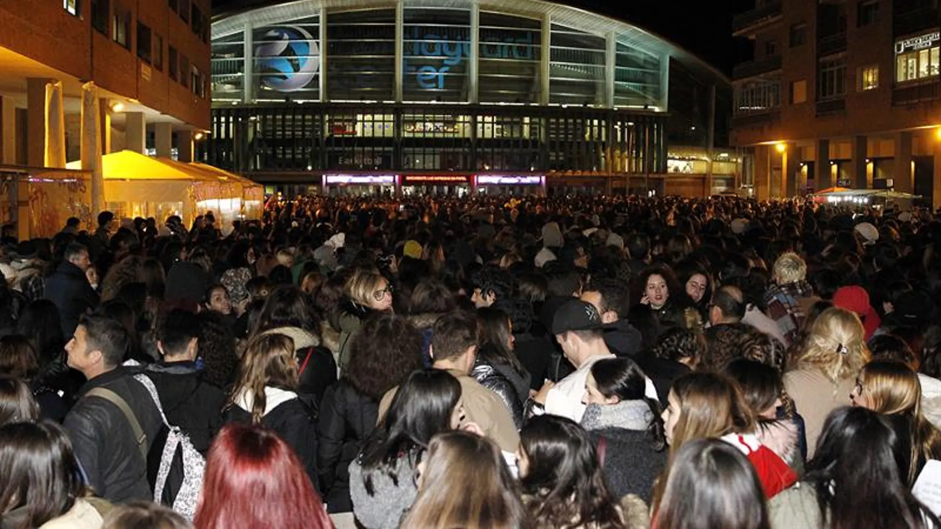 Miles de jóvenes a la entrada del recinto esperando para ver a Bieber Miles de jóvenes a la entrada del recinto esperando para ver a Bieber
