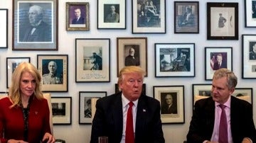 Frame 22.842816 de: Donald Trump se acerca a la prensa y mantiene un encuentro en la redacción del New York Times
