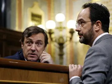Rafael Hernando y Antonio Hernando conversan tras conocer la muerte de Rita Barberá Rafael Hernando y Antonio Hernando conversan tras conocer la muerte de Rita Barberá