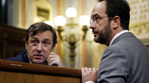 Rafael Hernando y Antonio Hernando conversan tras conocer la muerte de Rita Barber&aacute;