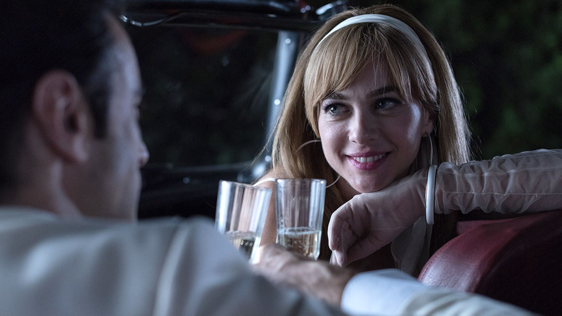 Clara y Mateo brindan por una noche m&aacute;gica